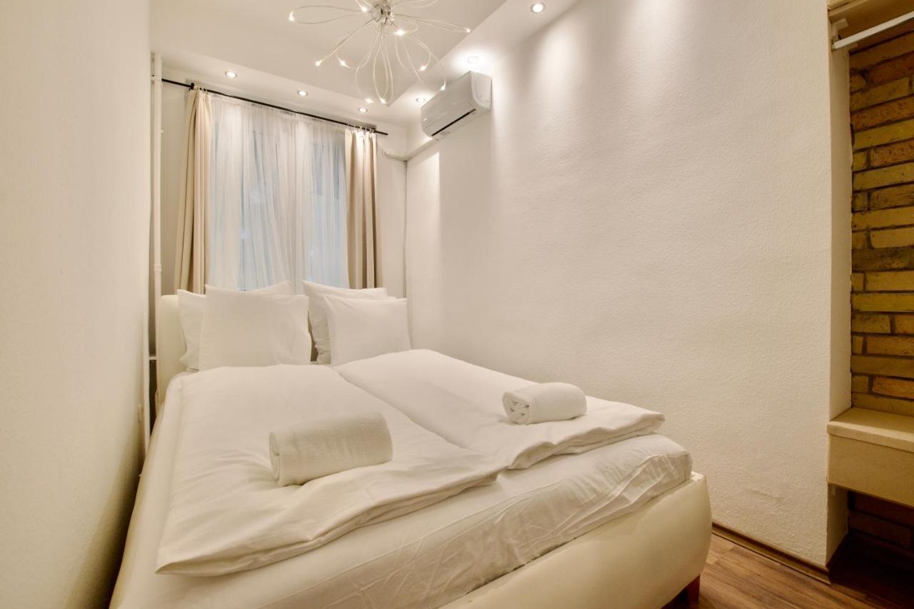 Standard Apartment By Hi5 - Center Of City Center Boedapest Buitenkant foto